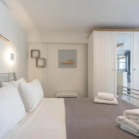 White W4 New In * Naousa (Paros)