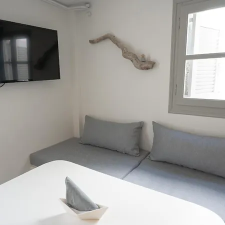 White W4 New In * Naousa (Paros)