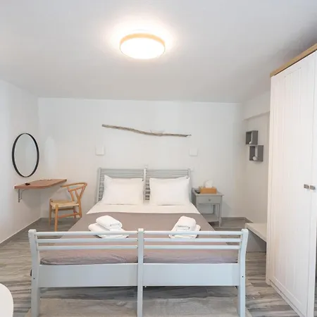 White W4 New In Naousa (Paros)